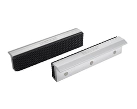 Ironside beskyttelsesbakker til skruestik på 152 mm i aluminium med gummibelægning, vist fra begge sider.