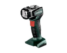 Metabo akku LED-lygte ULA 14,4-18V set fra en let skrå vinkel, fremviser det drejelige lampehoved og det grønne, ergonomiske greb.