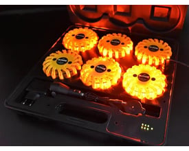 Seks orange Ironside genopladelige advarselslys lyser i den åbne opladningskasse; modellen er IP66.