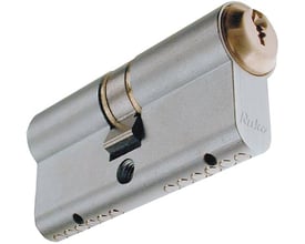 Assa Abloy indbygningscylinder RD1620, størrelse + 0 + 5, ses skråt fra siden med nøgleåbningen synlig.