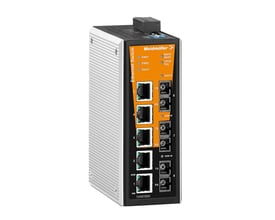 Weidmüller managed industriswitch med fem RJ45- og tre fiberporte, set skråt forfra med orange front og ribbet metalhus.