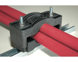 Elpress Kabelholder TRIPLE27-38 i sort plast monteret på skinne med tre røde kabler, der sidder fast.