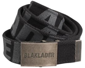 Blåkläder Workwear bælte i sort med gentagne logoer, komplet med en sølvfarvet metalkæde og spænde med indgraveret logo.
