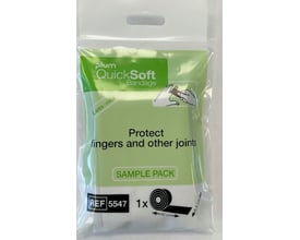 Plum QuickSoft selvklæbende bandage i sort, 5,5 x 40 cm, vist i gennemsigtig prøvepakning med grøn etiket.