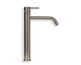 Elegant håndvaskarmatur i børstet nikkel, høj model med en tynd, lige betjeningsarm og en buet tud.