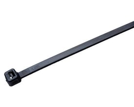Sort UV-bestandig kabelbinder på 4,8x250 mm lavet af polyamid, vist med hovedet til venstre.