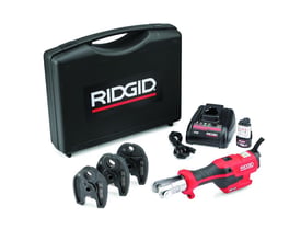 Oversigtsbillede af Ridgid RP115 pressmaskine, der viser den kompakte maskine, lader, batteri, transportkasse og pressekæber arrangeret samlet.