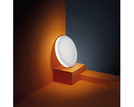 Hvidt, rundt LEDVANCE Downlight Universal DALI MC på 18 W og 200 mm, vist skråtstående.