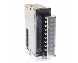 Omron digital output unit med 8 PNP transistor outputs (0.5A, 24VDC), vist med skrueklemme og numereret indgang fra 0-7 på hvid baggrund.