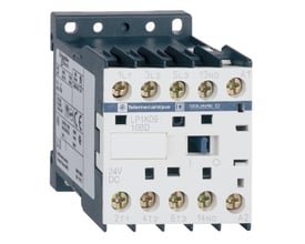 Schneider Electric TeSys K kontaktor LP1K09 10BD set fra en let vinkel, med fokus på terminalerne og mærkaterne. Den viser 3 slutte og 1 bryde kontakter.