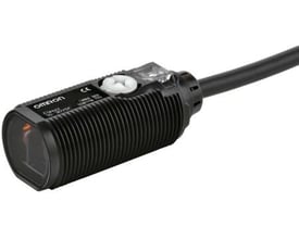 Omron E3FA-DN11 fotoelektrisk sensor med M18 gevind, rød LED-indikator og 2 meter kabel monteret.