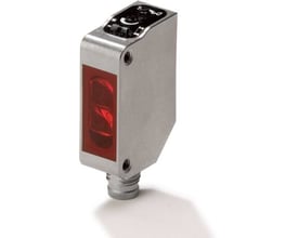 Omron E3ZM-R86 fotoelektrisk sensor i metalhus med reflekterende funktion og PNP-udgang på hvid baggrund.
