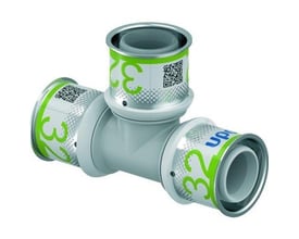 Uponor S-Press T-stykke i grå PPSU-plast med tre 32mm preskoblinger og grøn/hvid mærkning med QR-kode.