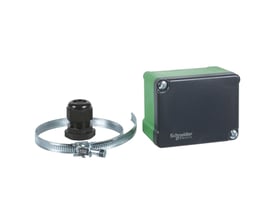 Schneider Electric STC500 påspændingsføler med grøn og mørkegrå kasse, en sort kabelgennemføring og en metalspændebånd.