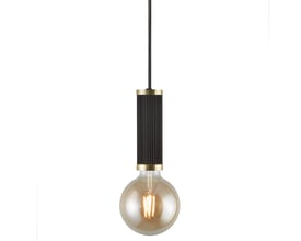Nordlux Galloway pendel med sort fatning og messingring, monteret med en klar globepære, vist på en hvid baggrund.
