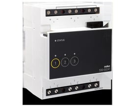 Niko analogt styringsmodul 0-10V til Home Control med plads til tre lysdæmpere, set fra skrå vinkel med synlige terminaler.