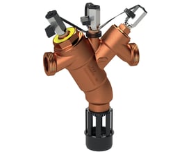 Kemper Protect-BA tilbagestrømningssikringsventil vist som 3D-rendering, fremhæver rødgods materiale og 1½" udvendigt gevind.