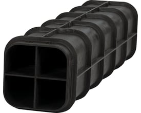 Uni-Seals Fortis Multi Duct Quattro kabelkanalsystem i sort, set skråt forfra med fire separate kabelkanaler.