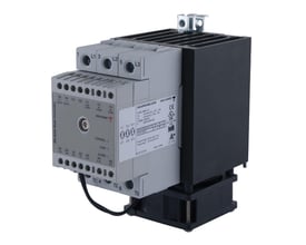 Carlo Gavazzi 2-polet analogstyret solid-state-relæ med grå front, sorte køleribber og synlige tilslutninger, set skråt forfra.