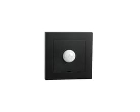 SG Armaturen PIR Wall front i sort design med en hvid bevægelsessensor i midten, monteret på en sort firkantet ramme.