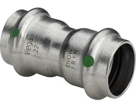 Viega G1 Sanpress Inox dobbeltmuffe i rustfrit stål, 15x15 mm, med V-profil pres og grøn markering for sikkerhedsfunktion.