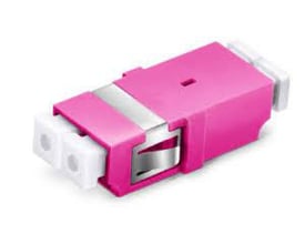 Adapter OM4 SC/PC Simplex i lilla plastik med metal-clips og hvide SC-terminaler, uden flange.