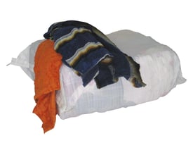 Stor sæk med 10 kg kulørte frottéklude, hvoraf orange og blå stribede klude er synlige. Kludene er pakket i en hvid vævet plastiksæk.