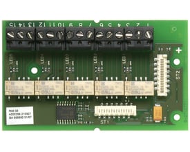 Schneider Electric relæmodul RIM36 med fem relæer og LED-indikatorer, vist på et printkort med skrueterminaler.