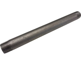 Indura sort nippelrør i stål, 30 mm langt med 1/4" gevind i begge ender og en let ru overflade.