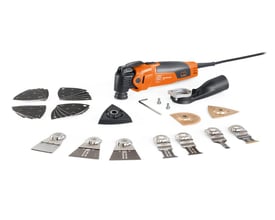 Fein Multimaster MM 500 Plus Top 350W multiværktøj med over 30 tilbehør til savning, slibning og fliseskæring på hvid baggrund.