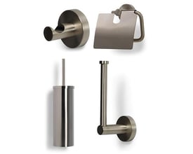 Et komplet toiletsæt i børstet nikkel med toiletrulleholder, toiletbørste, håndklædekrog og reservepapirholder præsenteret på en hvid baggrund.