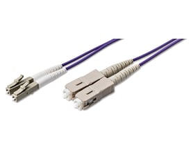 Lilla 2 meter duplex fiberoptisk patchkabel med LC-SC DX OM4 stik og hvid/beige stikfødder.