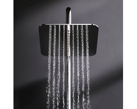 AM.PM Hit hovedbruser Rain Shower med 200mm diameter i blank krom, mens vandet strømmer ud på en mørk baggrund.