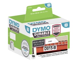 Emballage med hvide DYMO LabelWriter-forsendelsesetiketter på 59 x 102 mm, vist med en etiket på en reol.