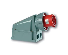 PC Electric CEE apparatindtag til vægmontering, 5-polet, 63A og 400V med en robust grå kappe og rød CEE-indsats.