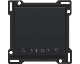 Niko tangent til jalousiafbryder i sort. Tangenten har symboler for op, stop og ned, og er monteret på en sort ramme med monteringshuller.