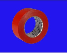 Rød Stokvis Polyethylene-tape, model YB13015RE, på rulle med synlig kerne.