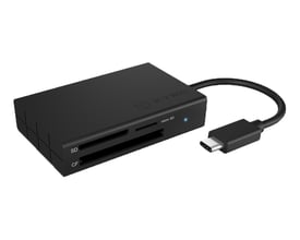 Sort ICY Box-kortlæser med tre porte og USB 3.0 Type-C-kabel, set skråt forfra med SD-, CF- og microSD-pladser.