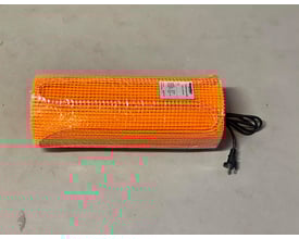 Jevi DEVI vintermåtte, 150W, 1,5 m2, rullet sammen i orange net med et sort kabel og stik.