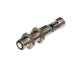 Carlo Gavazzi ultralydssensor med M12-gevind og måleområde 20-200 mm, set skråt med to låsemøtrikker.