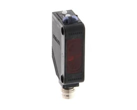 Omron E3Z-D66 OMI fotocellesensor med rektangulært, sort hus, rød LED og M8 stik, vist fra en let vinklet side.