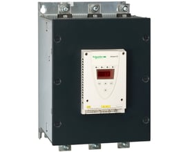 Schneider Electric Altistart 22 softstarter til motorer op til 355kW med indbygget display og betjeningsknapper monteret på mørkegrå metalramme.