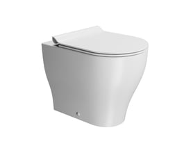 GSI Tono back-to-wall toilet med geniusflush i mat hvid, vist skråt forfra med låg og afrundet skål.