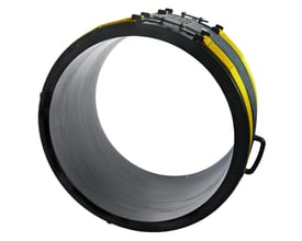 Stor el-muffe til 500 mm rør med SDR 11, fremstillet af sort plast med gule stropper og metalspænder.