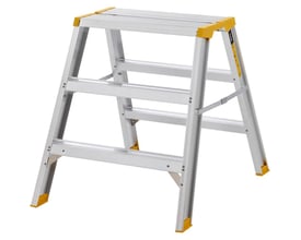 Arbejdsbuk 55AB fra W.steps, vist fra siden med 3x3 aluminiumstrin, gule detaljer og en bred ståflade på 600x300 mm.