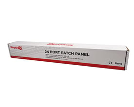Simply45 24 port patchpanel emballage i hvid pap med rød Simply45 logo og produktinformation.