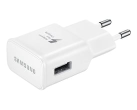 Hvid Samsung rejseadapter med USB-port og to runde stikben, vist skråt forfra.