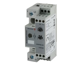 Carlo Gavazzi 1-polet analogstyret solid-state-relæ til 85-265 V og 90 A AC med drejeknapper og terminaler, set skråt forfra.