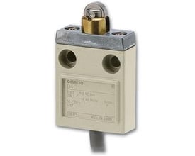 Omron mekanisk endestop i metal med rullestempel, 5A 250VAC, IP67 og 1 CO kontakt, vist på hvid baggrund.