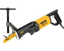 REMS Tiger bajonetsav med gul og sort krop, medfølgende rørholder og savklinge. Robust værktøj til installatøren.